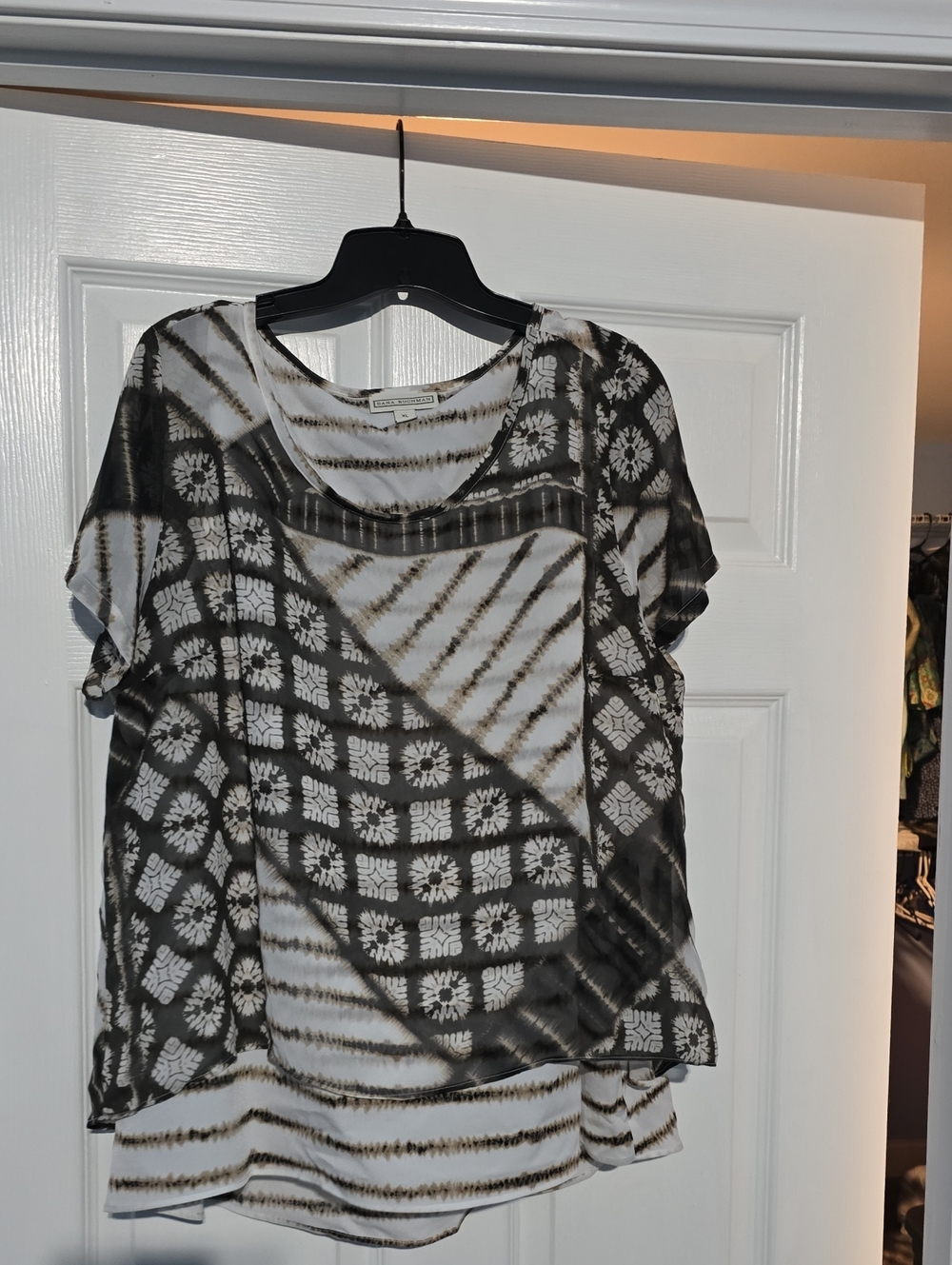Dana Buchman Black and White Patterned Short Sleeve Blouse